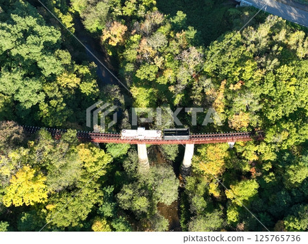 【從空中俯瞰北海道】三井蘆別鐵道隅山川大橋上行駛的機車 125765736