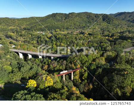[Hokkaido from the sky] A locomotive running on the Sumiyama River Bridge of the Mitsui Ashibetsu Railway 125765743