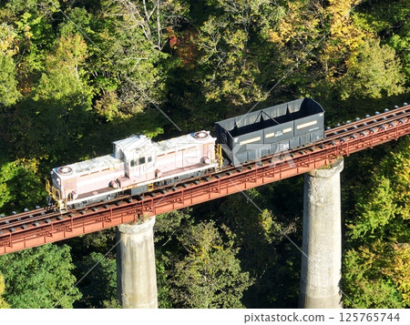 【從空中俯瞰北海道】三井蘆別鐵道隅山川大橋上行駛的機車 125765744