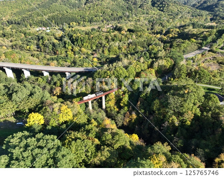 [Hokkaido from the sky] A locomotive running on the Sumiyama River Bridge of the Mitsui Ashibetsu Railway 125765746