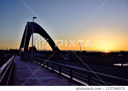 昭島市：初夏朝陽下閃耀的多摩大橋 125766078