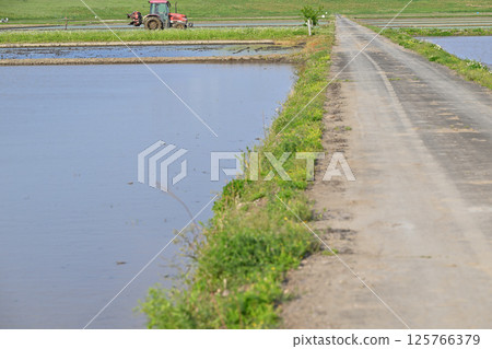 早稻插秧、耕耘、耕耘機、西湯馬農田、田園風光、埼玉市 早稻插秧、耕耘、耕耘機、西湯馬農田、田園風光、埼玉市 125766379