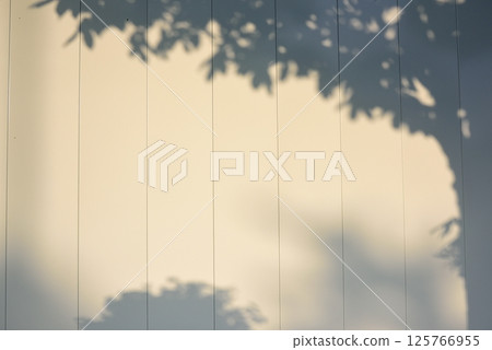 A construction site wall that respects the landscape 125766955