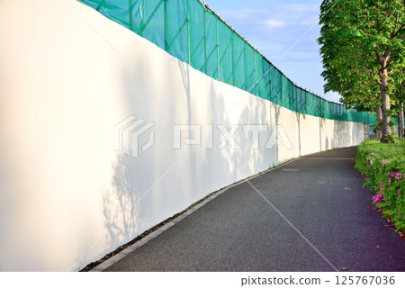 A construction site wall that respects the landscape A construction site wall that respects the landscape 125767036