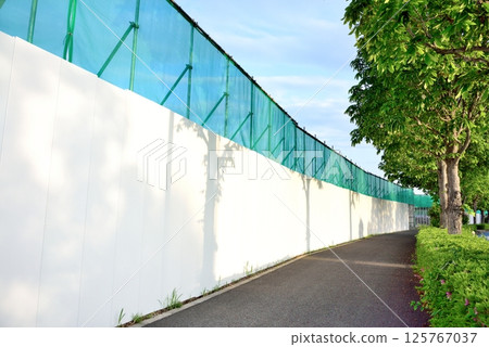A construction site wall that respects the landscape 125767037