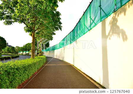 A construction site wall that respects the landscape A construction site wall that respects the landscape 125767040