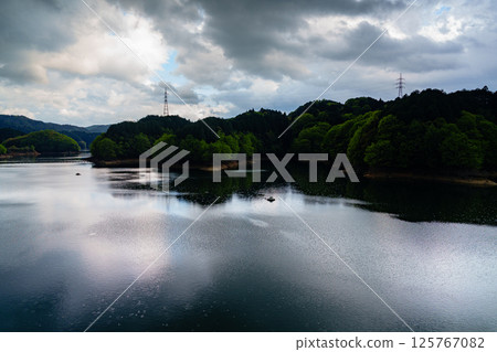 雨後夜空中動態變化的風景。布目水壩開始下起小雨。雨水落在湖面上。 125767082