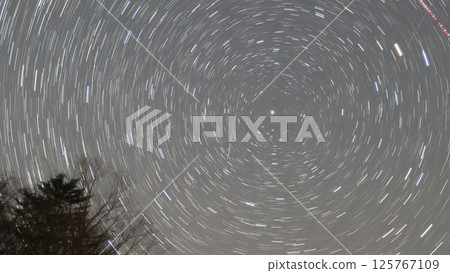 北方天空的星星圍繞著北極星旋轉 125767109