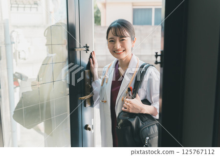 Doctor going to patient's house 125767112