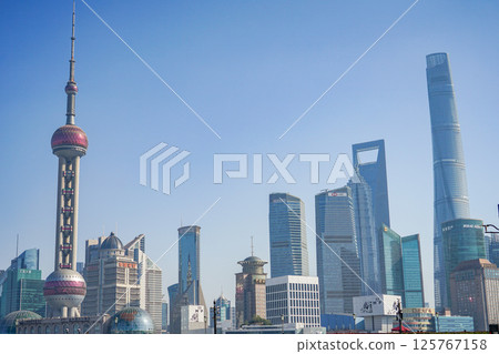 Scenery from the Bund 125767158