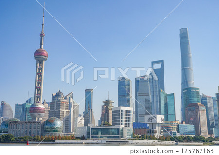Scenery from the Bund 125767163