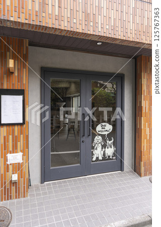 [Vertical photo] BARK BAKE & ROAST 125767363