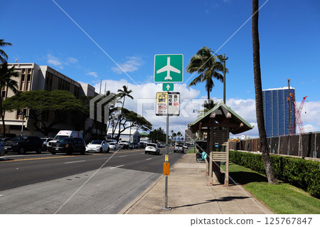 機場巴士站及藍天 125767847