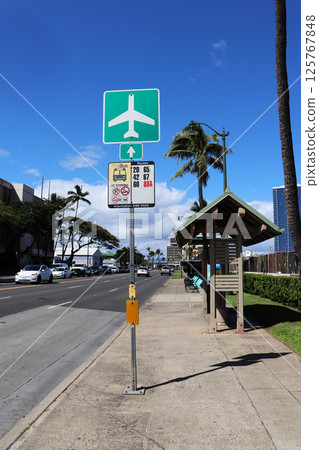 機場巴士站及藍天 125767848