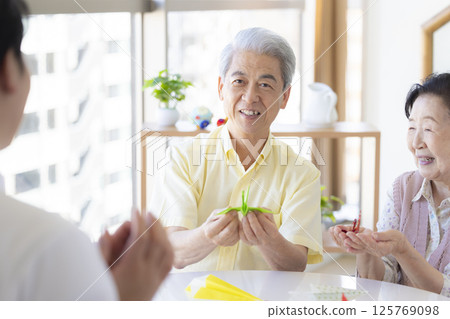 護理形象：老年人和照顧者折疊摺紙 125769098