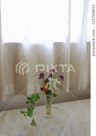 鮮花放在窗邊 125769652