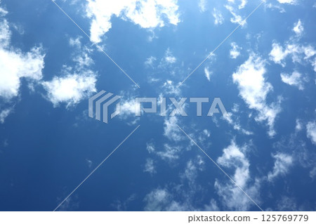 藍天和白色雲彩 藍天和白色雲彩 125769779