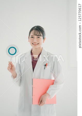 一位女醫生在做檢查 125770617