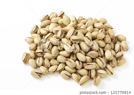 白色背景的開心果 125770914