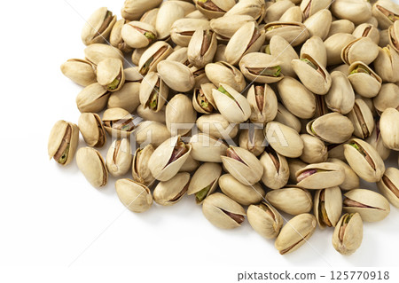 白色背景的開心果 125770918
