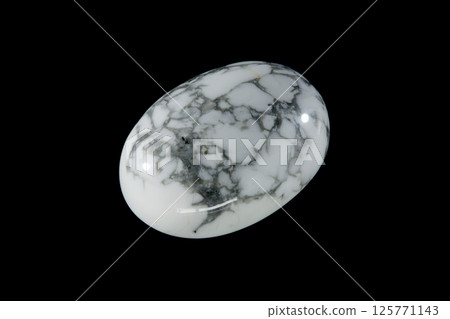 大自然繪製的 Howlite 圖案 125771143