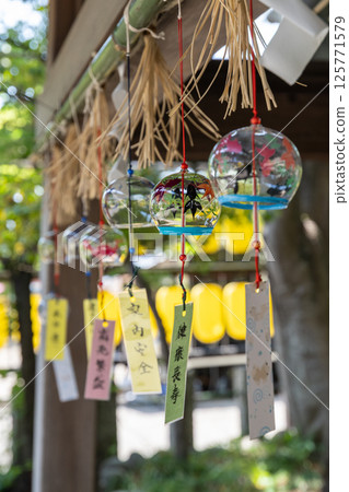 Wind chimes for prayers hung at a chozuya (purification fountain) (Kuwana City, Mie Prefecture) Wind chimes for prayers hung at a chozuya (purification fountain) (Kuwana City, Mie Prefecture) 125771579