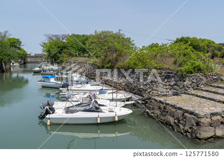 The existing stone walls of the Sannomaru moat (Kuwana City, Mie Prefecture) 125771580