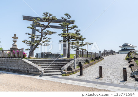 七里之渡遺址(三重縣桑名市)的伊勢國最大的鳥居和萬流塔 七里之渡遺址(三重縣桑名市)的伊勢國最大的鳥居和萬流塔 125771594