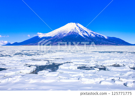 富士山和鄂霍次克海的流冰 125771775
