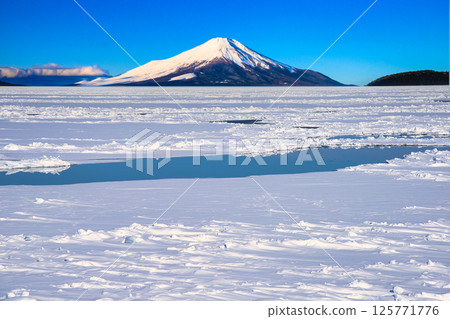 富士山和鄂霍次克海的流冰 125771776