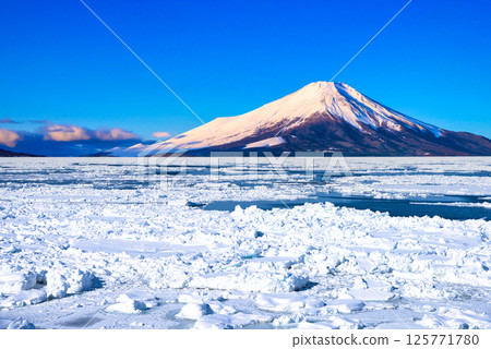 富士山和鄂霍次克海的流冰 125771780
