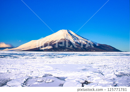 富士山和鄂霍次克海的流冰 125771781