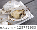 Steamed oysters with delicious shells 125771933