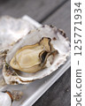 Steamed oysters with delicious shells 125771934