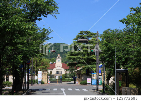 從西宮市學園花通街看到的關西學院大學 125772693