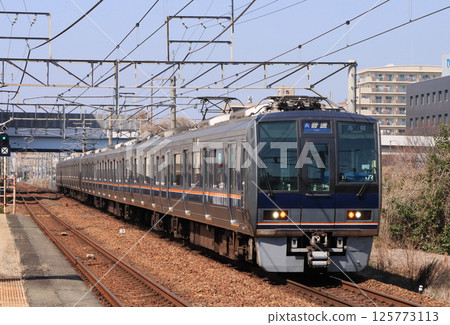 福知山線207系列車抵達伊丹站 125773113