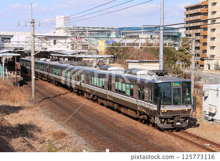 伊丹站附近運行的福知山線223系列車 125773116