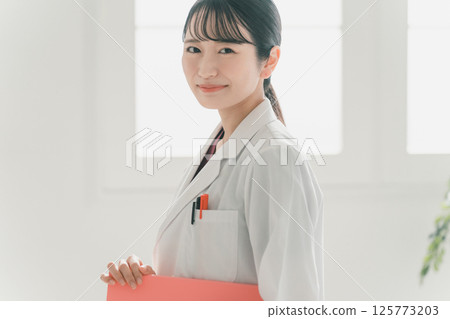 Female doctor 125773203