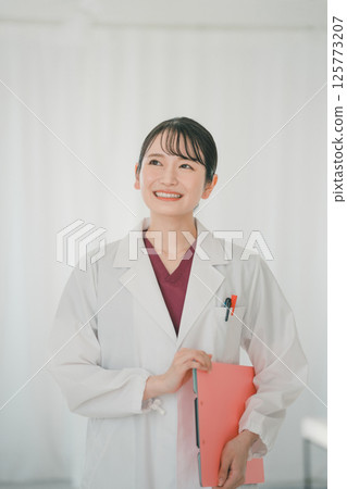 Female doctor Female doctor 125773207
