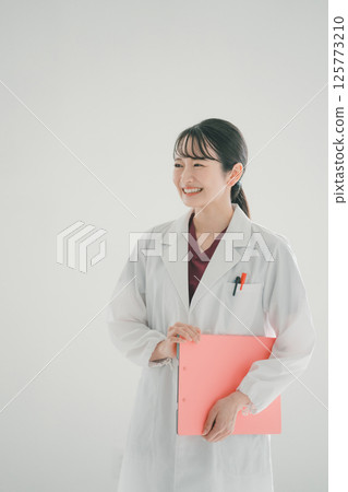 Female doctor Female doctor 125773210