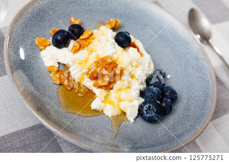 Cheese and honey dessert with honey, walnuts and blueberries - Mato con miel - Catalan cuisine 125773271