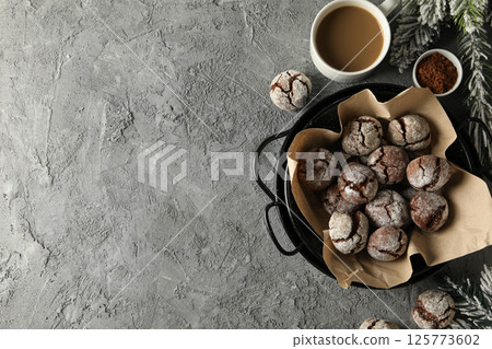 Delicious crinkle cookies in a plate, on a dark background. 125773602