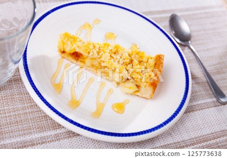 Traditional dessert of European cuisine is apple pie 125773638