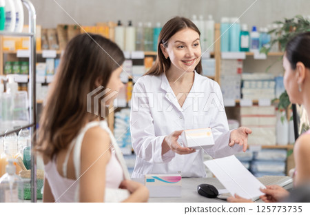 Pharmacist gives mother and daughter prescription pills 125773735