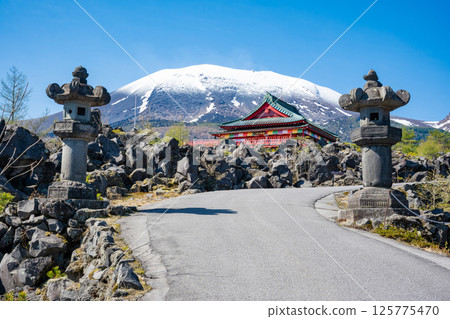 Snow-covered Mt. Asama and the Mt. Asama Kannondo Hall at Onioshidashi Garden 125775470