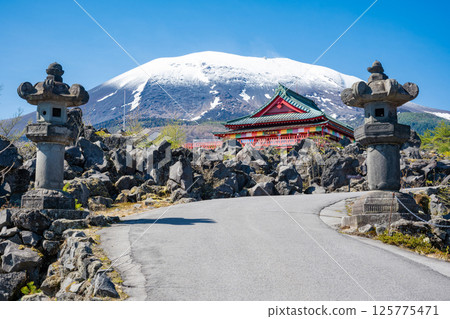 Snow-covered Mt. Asama and the Mt. Asama Kannondo Hall at Onioshidashi Garden 125775471