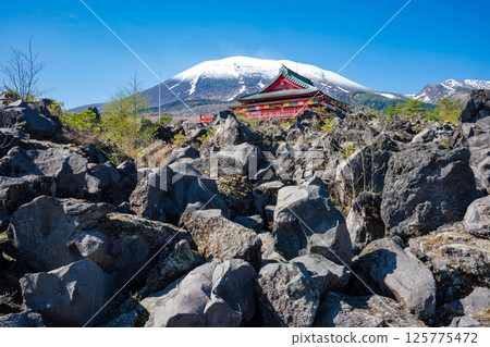 白雪皚皚的淺間山和鬼押庭園的淺間山觀音堂 白雪皚皚的淺間山和鬼押庭園的淺間山觀音堂 125775472