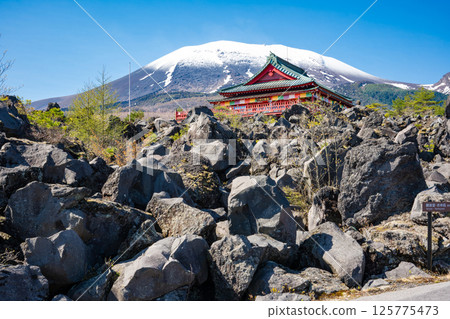 白雪皚皚的淺間山和鬼押庭園的淺間山觀音堂 125775473