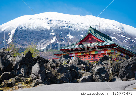 Snow-covered Mt. Asama and the Mt. Asama Kannondo Hall at Onioshidashi Garden 125775475