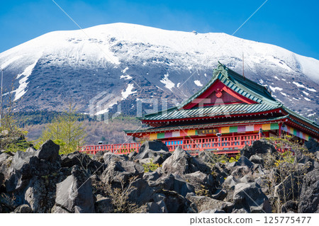 白雪皚皚的淺間山和鬼押庭園的淺間山觀音堂 125775477